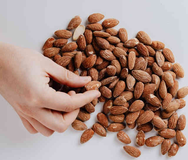 Almonds are healthy snack options