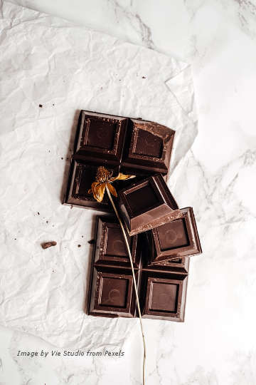 Studies have shown that consuming cocoa may help reduce mental exhaustion and, boost memory and reaction time on mental tasks. Dark chocolate is a good snack idea for studying.
