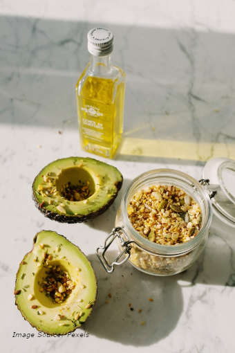 Food examples that contain a high amount of healthy fats are avocado, nuts and seeds.